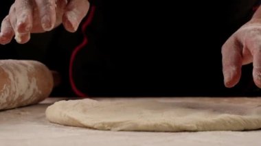 Fırıncı pizza hazırlama için hamur yoğurunur. Şef aşçı ahşap masada pasta pişirme için hamur yapma. Süreç hazırlık ev yapımı pasta. Pişirme makarna, spagetti, khachapuri, gıda konsepti
