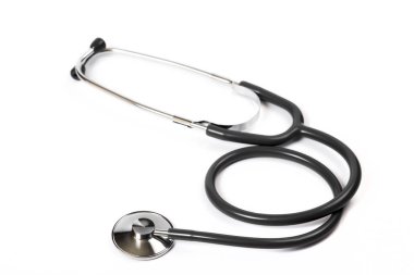 Beyaz bir arka planda stetoskop. Steril Doktorlar ofis masası.