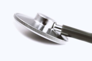 Stetoskop darbe beyaz arka plan üzerinde kontrol etmek için