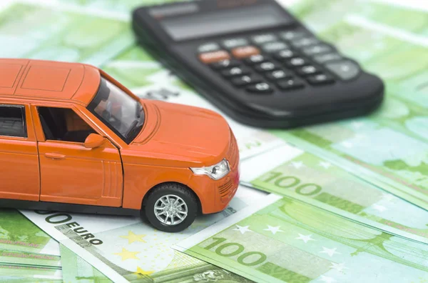 turuncu araba ve para, euro ve dolar. sigorta kavramı