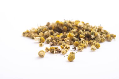 beyaz bir arka plan üzerinde ilaçlı papatya kuru çay