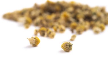 beyaz bir arka plan üzerinde ilaçlı papatya kuru çay