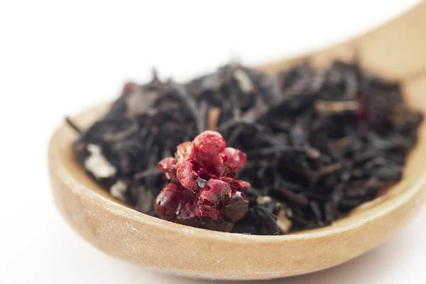 Seco Negro Aromático Con Frambuesas Sobre Una Cuchara Madera Aislada — Foto de Stock