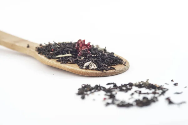 Αρωματικό Μαύρο Ξηρό Τσάι Βατόμουρα Ξύλινο Κουτάλι Απομονωμένο Λευκό Φόντο — Φωτογραφία Αρχείου