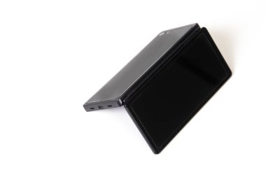 Beyaz arka planda iki ekrana sahip siyah akıllı telefon. Çift ekran