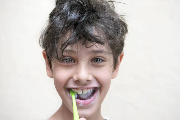 Милый Мальчик Чистит Зубы Ванной — стоковое фото