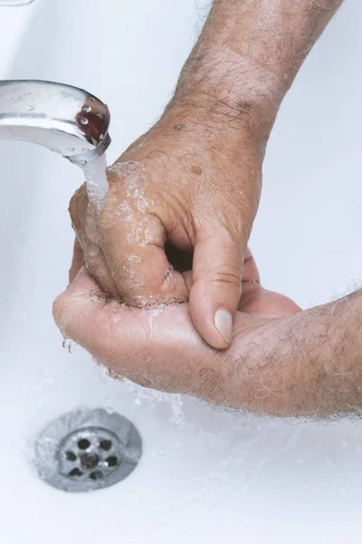 Oude Man Wast Zijn Handen Badkamer — Stockfoto