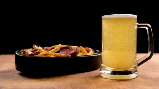 Cold Light Beer Bubbles Glass Fried Sausages Potatoes Wooden Background — Stockvideo