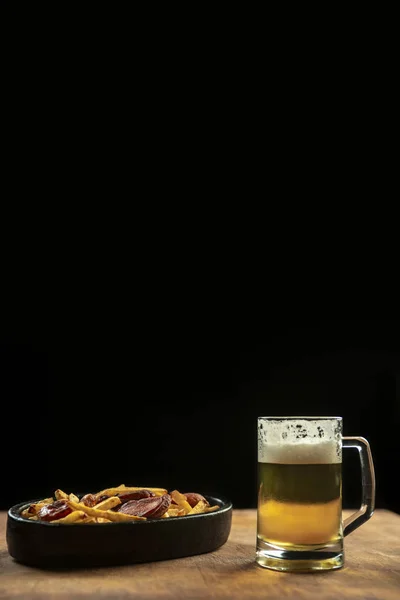 Espuma Vaso Con Cerveza Salchichas Fritas Con Patatas Sobre Fondo —  Fotos de Stock