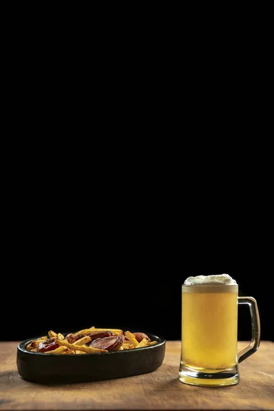 Espuma Vaso Con Cerveza Salchichas Fritas Con Patatas Sobre Fondo —  Fotos de Stock