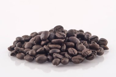 Kavrulmuş kahve çekirdekleri beyaz arka plan üzerinde kazık