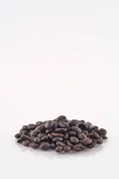 Rostade Kaffebönor Stapla Vit Bakgrund — Stockfoto