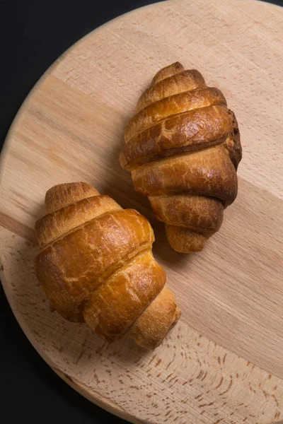 Dois saborosos croissant.dark francês croissant.top visão croissant.dark . — Fotografia de Stock