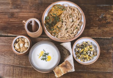 Ahşap tabl üzerinde seramik tabaklarda Orta Doğu mutfağı yemekleri