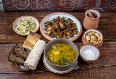 Ahşap tabl üzerinde seramik tabaklarda Orta Doğu mutfağı yemekleri