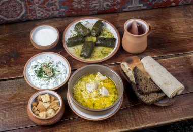 Ahşap tabl üzerinde seramik tabaklarda Orta Doğu mutfağı yemekleri