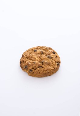 beyaz zemin üzerine lezzetli Çikolata parçalı kurabiye