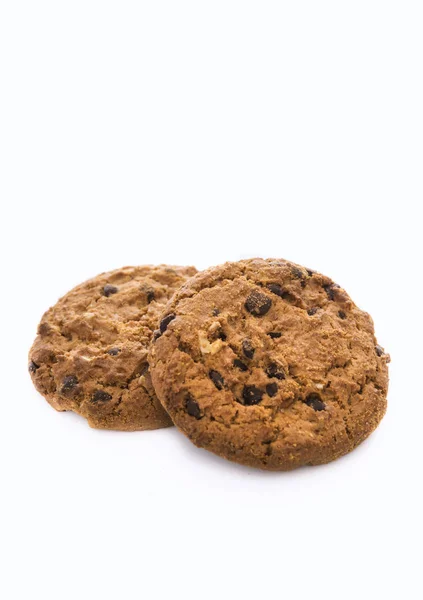 Deliciosas galletas con chispas de chocolate sobre fondo blanco — Foto de Stock
