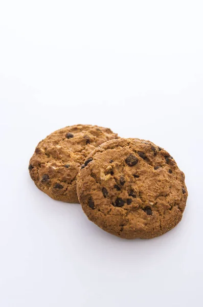 흰색 바탕에 맛 있는 초콜릿 칩 쿠키 — 스톡 사진