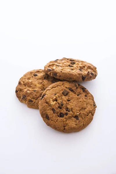 Délicieux biscuits au chocolat sur fond blanc — Photo