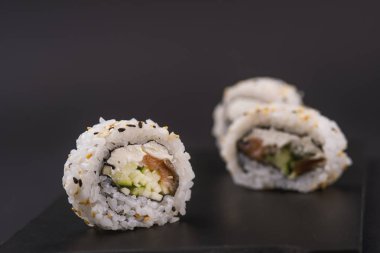 Suşi restoranında Japon gıda rulo. California suşi roll se