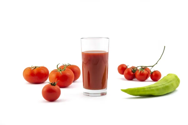 Glas Mit Frischem Tomatensaft Paprika Und Tomaten Auf Weißem Hintergrund — Stockfoto