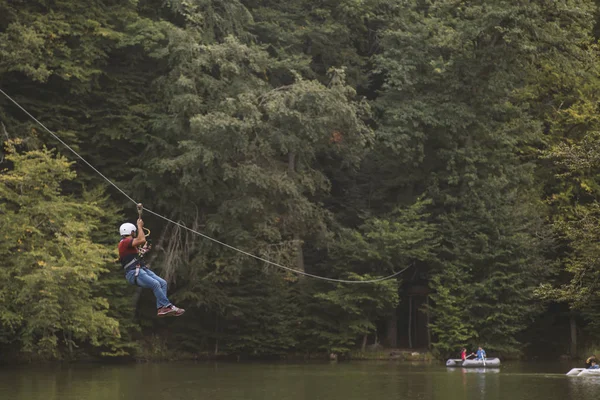 Zipline é uma atividade de aventura emocionante. Homem pendurado numa corda — Fotografia de Stock