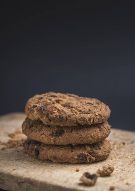 Tahta masada çikolatalı kurabiyeler. Çikolata parçacıklı kurabiye.