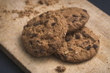 Tahta masada çikolatalı kurabiyeler. Çikolata parçacıklı kurabiye.