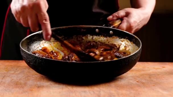 Chef Fait Cuire Nourriture Chinoise Dans Une Casserole Remuant Avec — Video