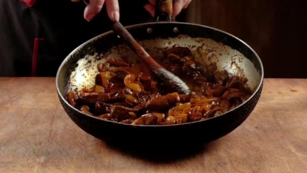 Chef Cocina Comida China Una Sartén Revolviendo Con Una Cuchara — Vídeos de Stock