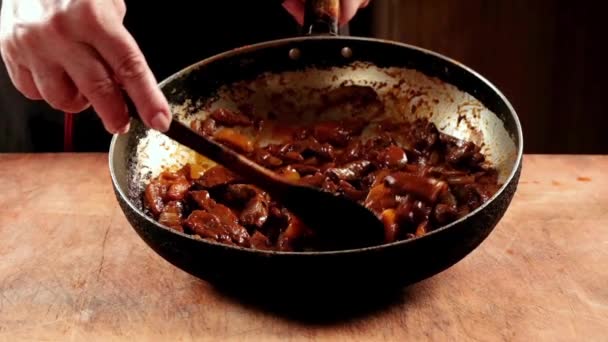 厨师用平底锅煮中餐 用木勺搅拌 慢动作 — 图库视频影像