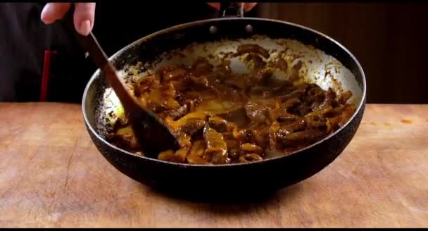 Chef Cozinha Comida Chinesa Uma Panela Mexendo Com Uma Colher — Vídeo de Stock