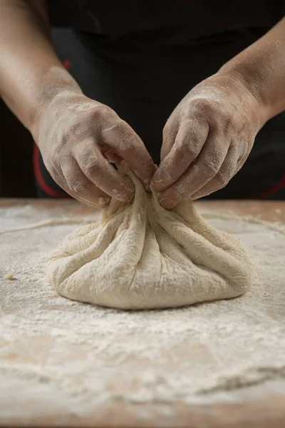 Baker Hnětací Těsto Přípravu Pizzy Kuchařka Vařila Těsto Dřevěný Stůl — Stock fotografie