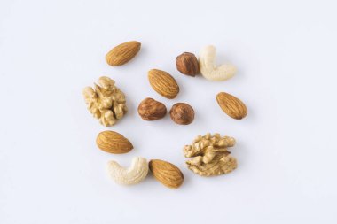 Beyaz arka planda karışık fındık.