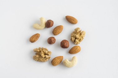 Beyaz arka planda karışık fındık.