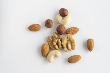 Beyaz arka planda karışık fındık.