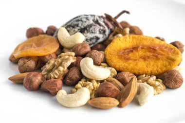 fındık ve kuru meyve bir tabak içinde farklı türde. Üstten görünüm ve c