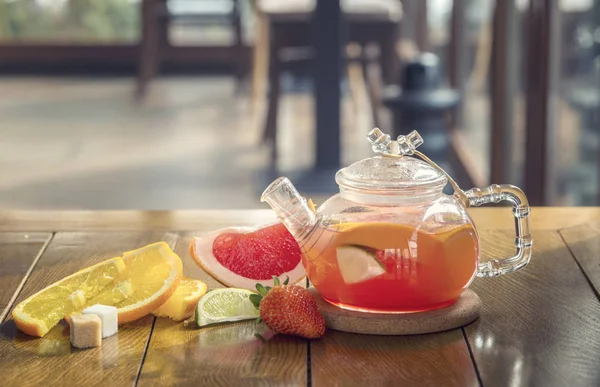 Herbata owocowa w czajniku na drewnianym stole . — Zdjęcie stockowe