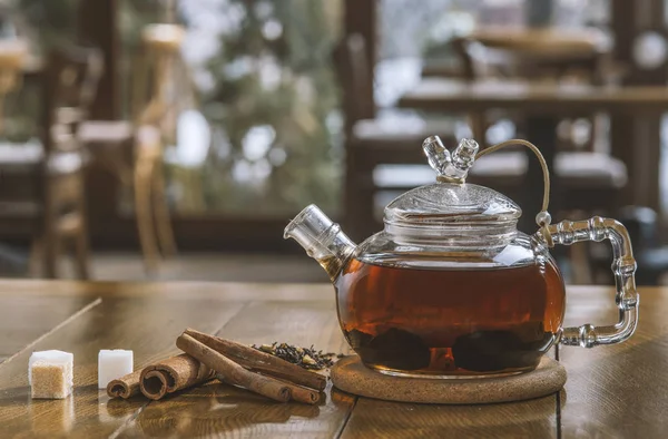 Чай с корицей в чайнике на деревянном столе . — стоковое фото