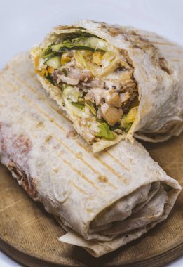 shawarma sandviç, Hünkar, gyro ahşap bir masa üzerinde