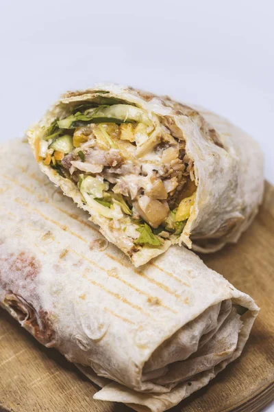 shawarma sandviç, Hünkar, gyro ahşap bir masa üzerinde