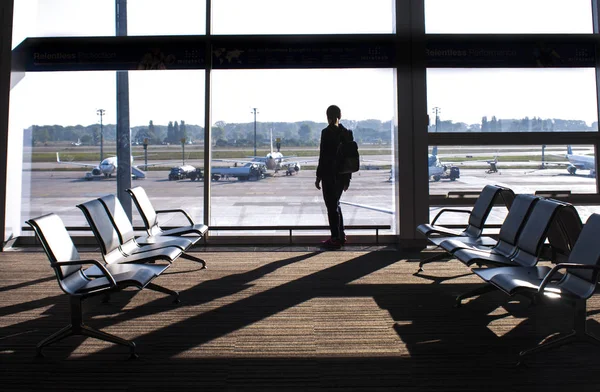 Siluetas Pasajeros Aeropuerto Concepto Viaje — Foto de Stock