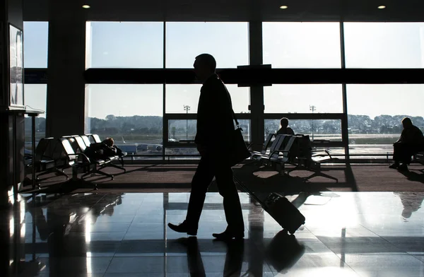 Silhuetter Passagerare Flygplatsen Resekoncept — Stockfoto