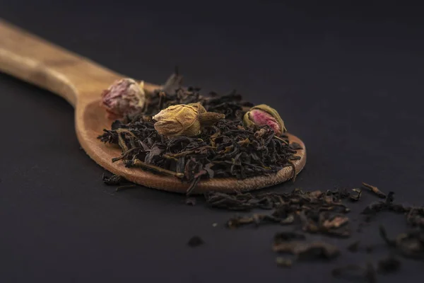 Thé Sec Noir Aromatique Avec Des Fleurs Rose Sur Une — Photo