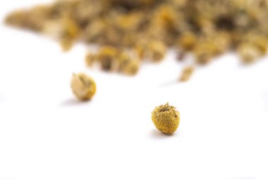 beyaz bir arka plan üzerinde ilaçlı papatya kuru çay