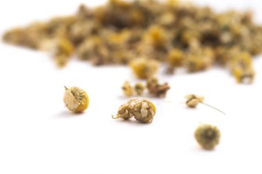 beyaz bir arka plan üzerinde ilaçlı papatya kuru çay