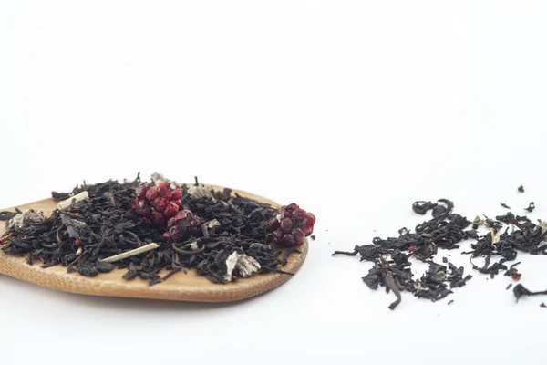 Chá Seco Preto Aromático Com Framboesas Uma Colher Madeira Isolada — Fotografia de Stock