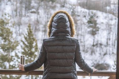 Kış Fores kadın elleri termos dışarı sıcak çay veya kahve