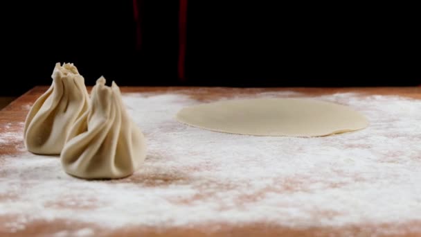 Cocinero Haciendo Khinkali Mesa Madera Proceso Preparación Comida Georgiana Alimentos — Vídeos de Stock